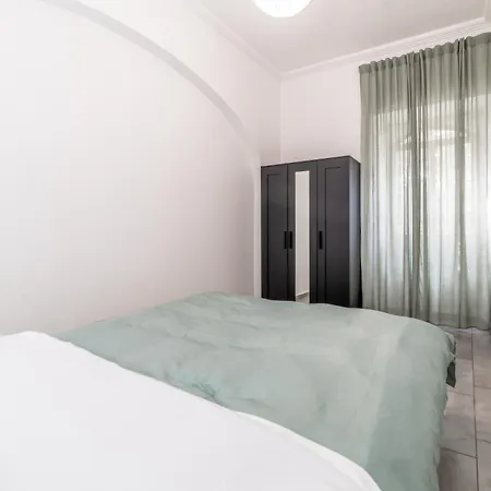 Stylish And Close To Metro Apartman *