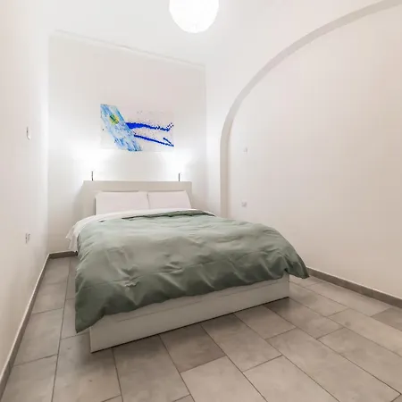 Stylish And Close To Metro Apartman